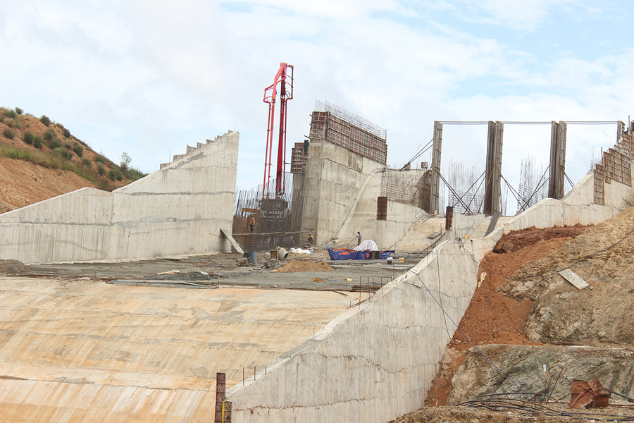 Thi công tràn xả lũ công trình thủy lợi Plei Thơ Ga. Ảnh: Hà Duy Thi công tràn xả lũ công trình thủy lợi Pleiku Thơ Ga. Ảnh: Hà Duy