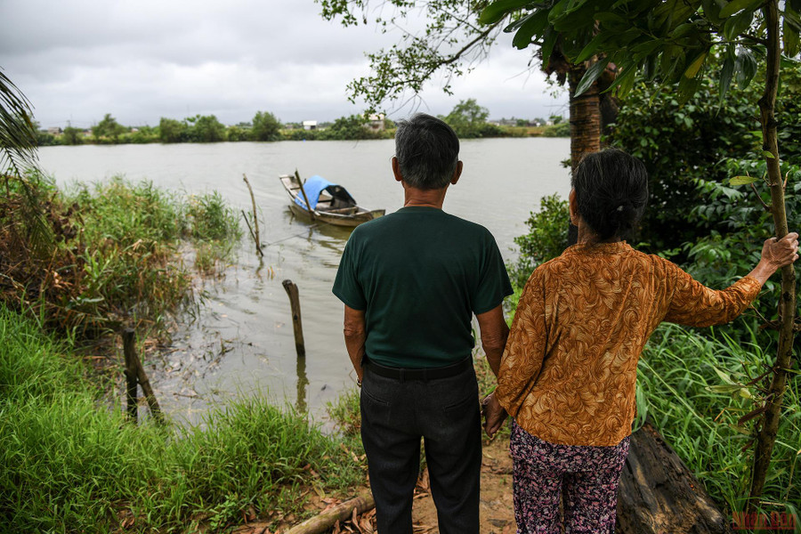  Ông Nghi - bà Hoa chiều chiều lại ra sông Bến Hải hoài niệm về những kỷ niệm cũ. (Ảnh: THÀNH ĐẠT)