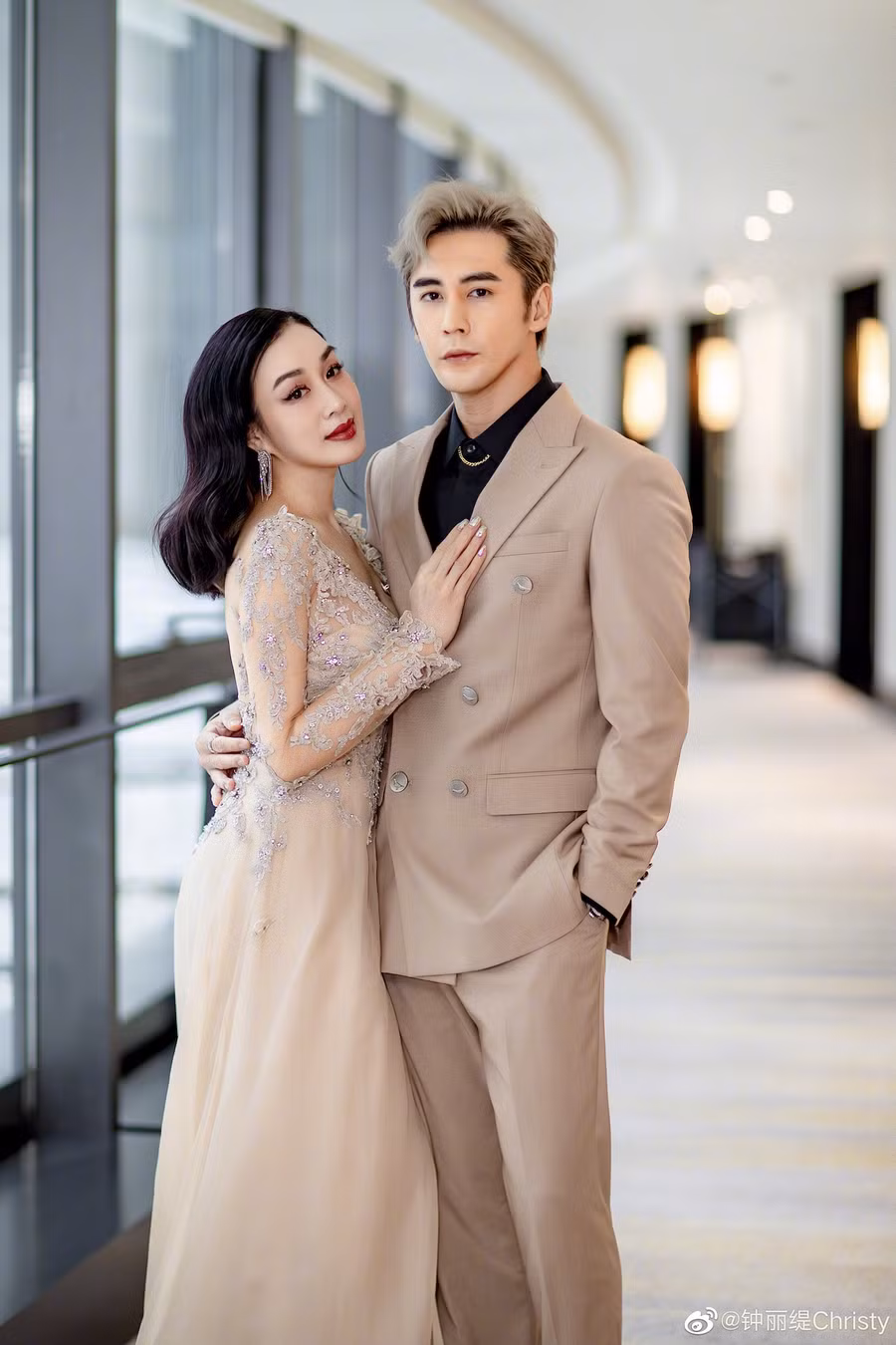 Trương Luân Thạc thừa nhận sau khi kết hôn, anh cư xử với vợ theo kiểu khác. Tuy nhiên, việc không thường xuyên hỏi han như thời còn yêu không có nghĩa là anh hết quan tâm bạn đời.