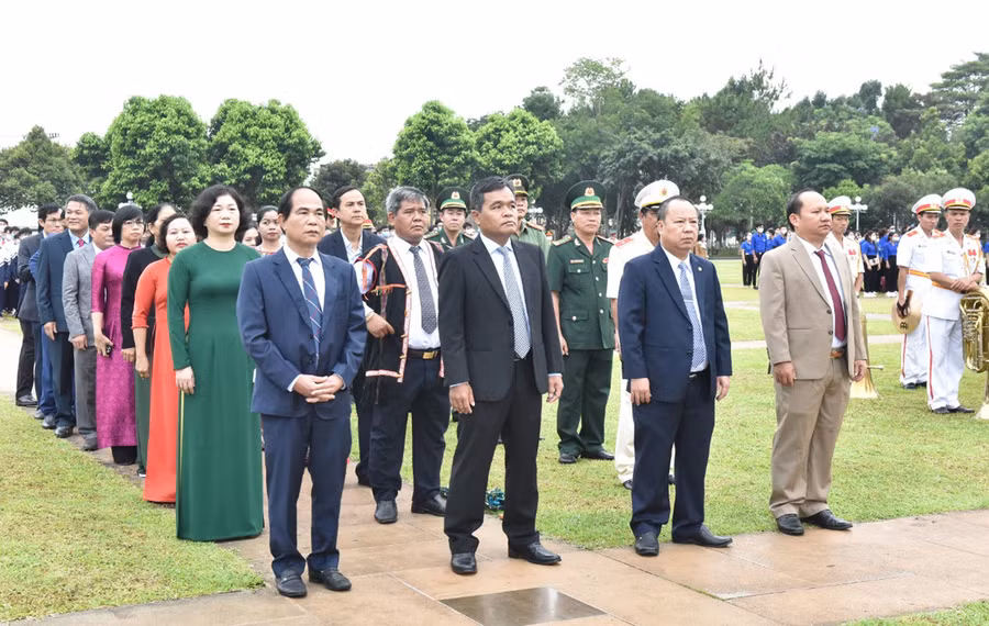 Các đồng chí lãnh đạo tỉnh tham dự lễ thượng cờ tại Quảng trường Đại Đoàn Kết. Ảnh: Đức Thụy