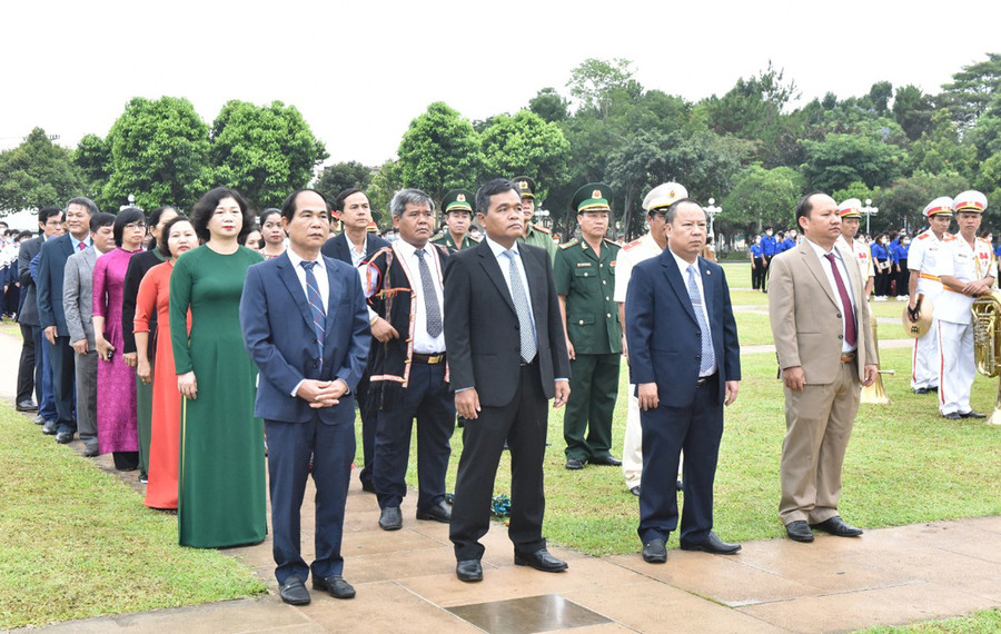 Các đồng chí lãnh đạo tỉnh tham dự lễ thượng cờ tại Quảng trường Đại Đoàn Kết. Ảnh: Đức Thụy