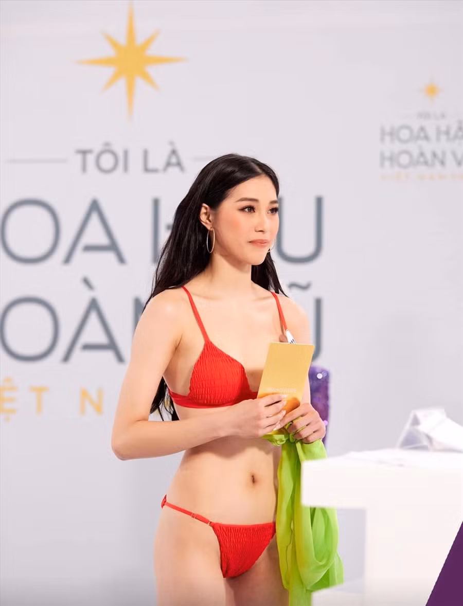Người trao tấm vé vàng danh dự cho Đặng Thu Huyền là siêu mẫu Hà Anh. Nữ siêu mẫu tin rằng với thể lực và bản lĩnh khi còn là vận động viên sẽ giúp Đặng Thu Huyền bật lên ở những giai đoạn quan trọng của cuộc thi. Ảnh: NVCC. 