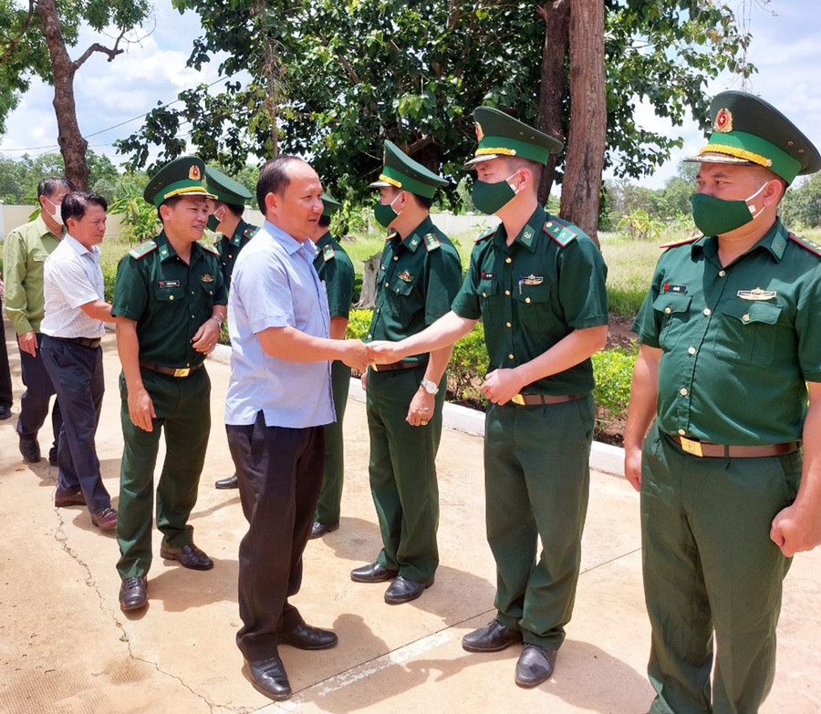 Phó Bí thư Tỉnh ủy Rah Lan Chung thăm, động viên cán bộ, chiến sĩ Đồn Biên phòng Ia Púch. Ảnh: Vĩnh Hoàng Phó Bí thư Tỉnh ủy thăm, động viên cán bộ, chiến sĩ Đồn Biên phòng Ia Púch. Ảnh: Vĩnh Hoàng