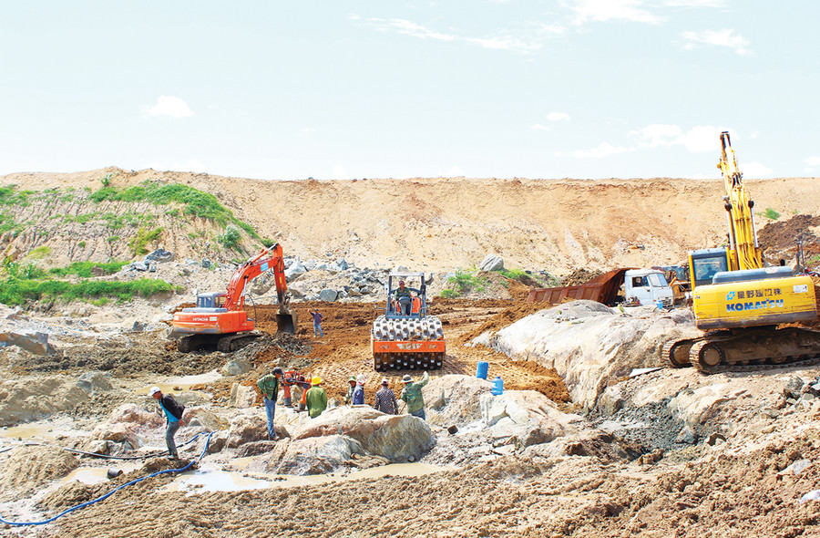 Thi công kênh dẫn dòng hồ chứa Tầu Dầu 2 (huyện Đak Pơ). Ảnh: Hà Duy Thi công kênh dẫn dòng hồ chứa Tầu Dầu 2 (huyện Đak Pơ). Ảnh: Hà Duy