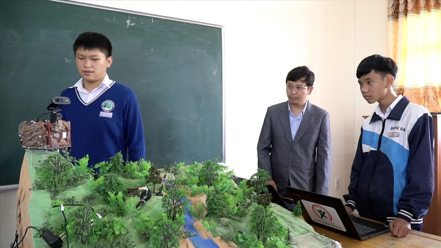Mô hình hệ thống cảnh báo bảo vệ rừng của thầy trò trường THCS&THPT Đống Đa, TP.Đà Lạt. Mô hình hệ thống cảnh báo bảo vệ rừng của thầy trò trường THCS&THPT Đống Đa, TP.Đà Lạt.