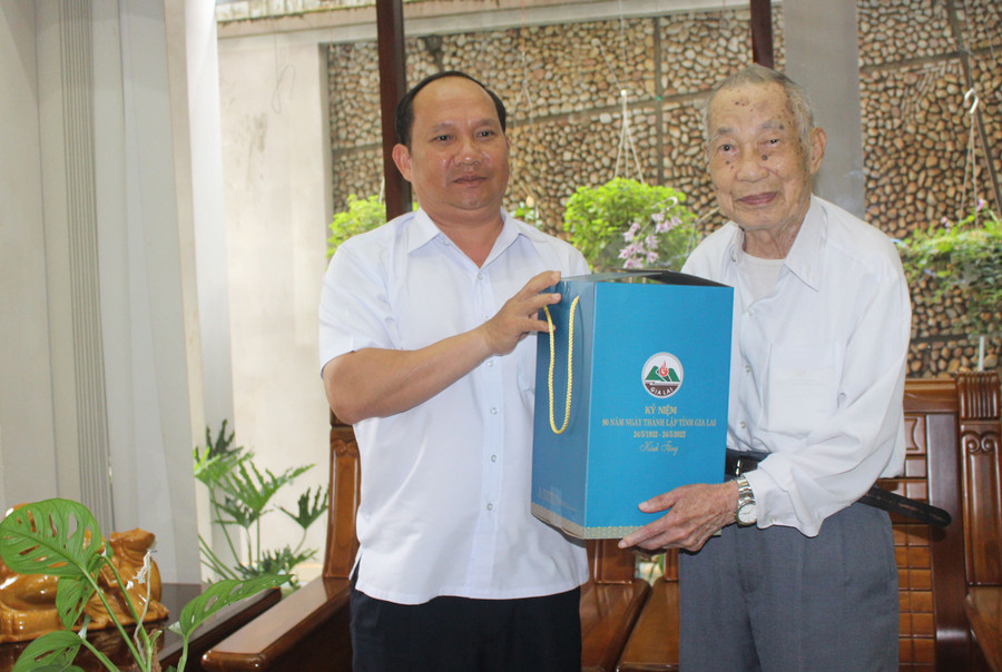 Đồng chí Rah Lan Chung (bìa trái)-Phó Bí thư Tỉnh ủy, Trưởng ban Nội chính Tỉnh ủy tặng quà cho đồng chí Ngô Thành-nguyên Phó Bí thư Tỉnh ủy. Ảnh: Phan Lài