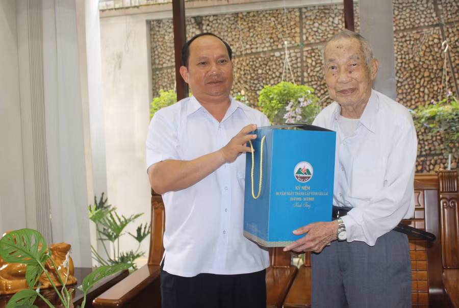 Đồng chí Rah Lan Chung (bìa trái)-Phó Bí thư Tỉnh ủy, Trưởng ban Nội chính Tỉnh ủy tặng quà cho đồng chí Ngô Thành-nguyên Phó Bí thư Tỉnh ủy. Ảnh: Phan Lài