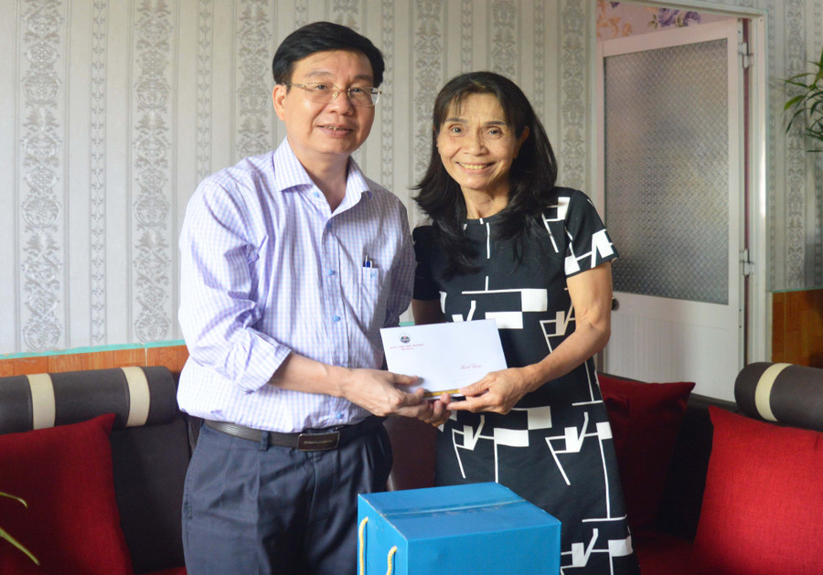 Ủy viên Ban Thường vụ Tỉnh ủy, Trưởng ban Tổ chức Tỉnh ủy Huỳnh Quang Thái thăm gia đình Nhà giáo Nhân dân Siu Pơi. Ảnh: Anh Huy