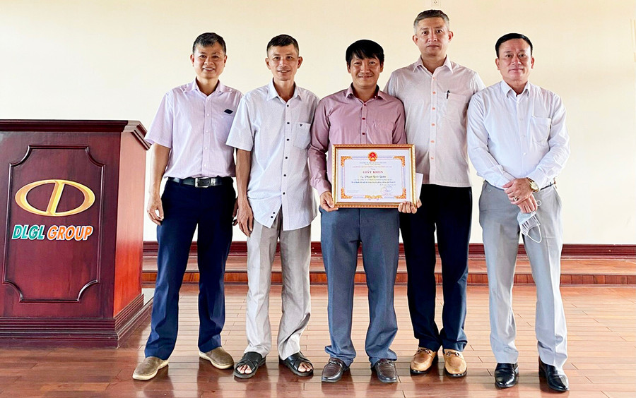 Lãnh đạo Sở Giao thông-Vận tải trao tặng giấy khen cho tài xế Phạm Quốc Quân-lái xe thuộc Công ty cổ phần tập đoàn Alpha Seven. Ảnh: Lê Hòa  Lãnh đạo Sở Giao thông-Vận tải trao tặng giấy khen cho tài xế Phạm Quốc Quân-lái xe thuộc Công ty cổ phần tập đoàn Alpha Seven. Ảnh: Lê Hòa