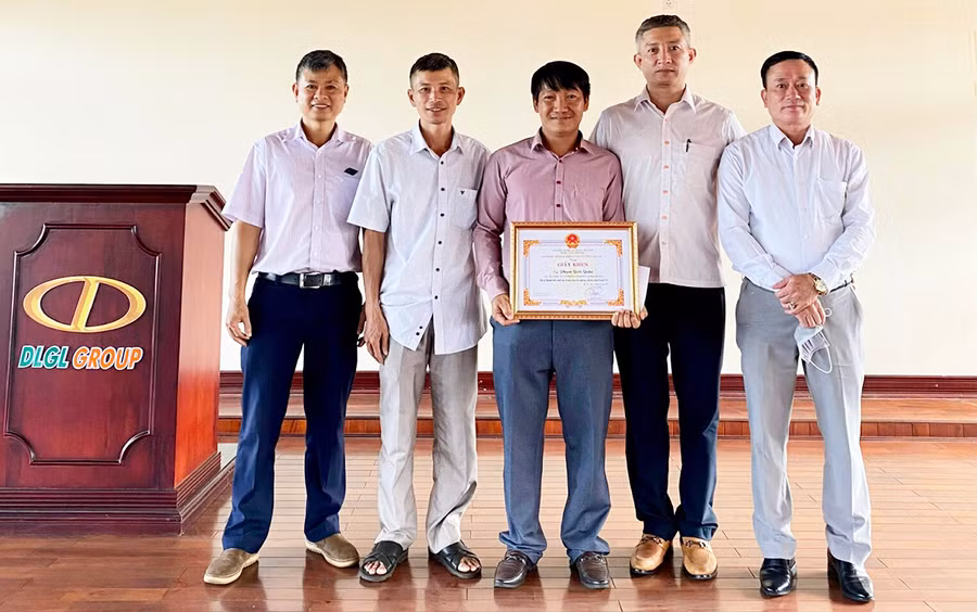 Lãnh đạo Sở Giao thông-Vận tải trao tặng giấy khen cho tài xế Phạm Quốc Quân-lái xe thuộc Công ty cổ phần tập đoàn Alpha Seven. Ảnh: Lê Hòa Lãnh đạo Sở Giao thông-Vận tải trao tặng giấy khen cho tài xế Phạm Quốc Quân-lái xe thuộc Công ty cổ phần tập đoàn Alpha Seven. Ảnh: Lê Hòa