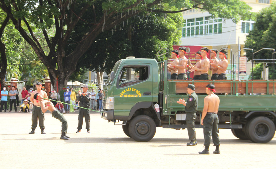 Biểu diễn dùng răng kéo xe tải nặng. Ảnh: Hoàng Bình
