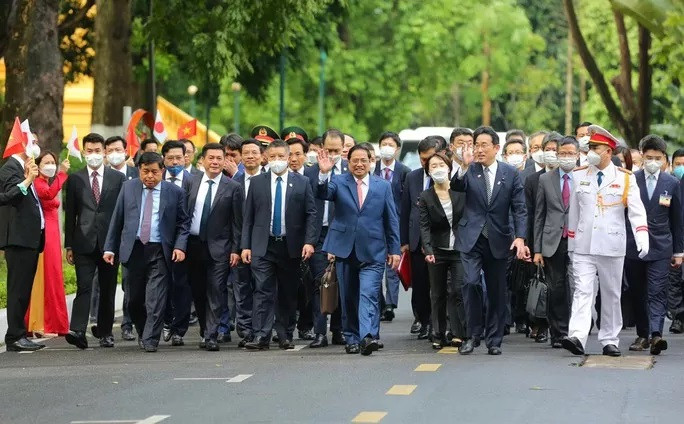 Thủ tướng Phạm Minh Chính và Thủ tướng Nhật Bản Kishida Fumio di chuyển tới khuôn viên Trụ sở Chính phủ - Ảnh: Hững Hưng