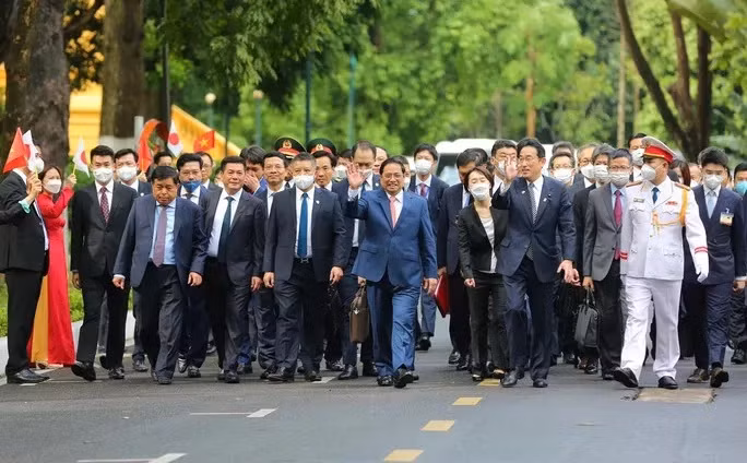 Thủ tướng Phạm Minh Chính và Thủ tướng Nhật Bản Kishida Fumio di chuyển tới khuôn viên Trụ sở Chính phủ - Ảnh: Hững Hưng
