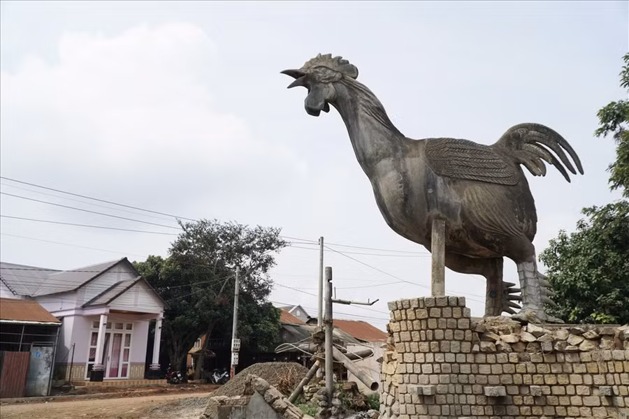 Công trình tượng gà và hệ thống đường làng Darahoa đang được sửa chữa, nâng cấp để sớm trở lại phục vụ du khách.