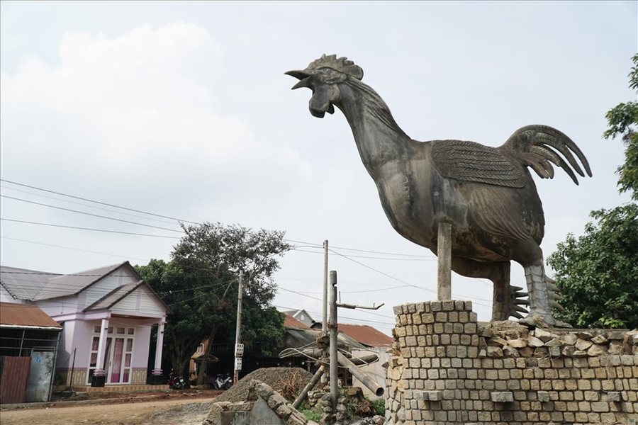Công trình tượng gà và hệ thống đường làng Darahoa đang được sửa chữa, nâng cấp để sớm trở lại phục vụ du khách.