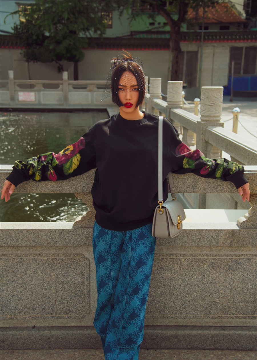 Cái hay của Diệu Nhi, của ekip là biến những điều không liên quan lại cùng với nhau theo một dạng ngẫu hứng có-tính-toán và kết quả là thành phẩm: Bộ ảnh đủ khiến người xem tấm tắc. Cái hay của Diệu Nhi, của ekip là biến những điều không liên quan lại cùng với nhau theo một dạng ngẫu hứng có-tính-toán và kết quả là thành phẩm: Bộ ảnh đủ khiến người xem tấm tắc.