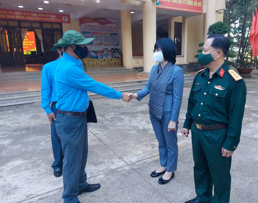 Phó Chủ tịch UBND tỉnh chia tay, dặn dò các cán bộ, chiến sĩ. Ảnh: Vĩnh Hoàng