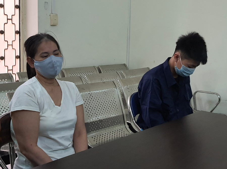 Bị cáo Trương Thị Bình (áo trắng) và Huỳnh Văn Quynh tại phiên toà sơ thẩm. Ảnh: Song Mai Bị cáo Trương Thị Bình (áo trắng) và Huỳnh Văn Quynh tại phiên toà sơ thẩm. Ảnh: Song Mai