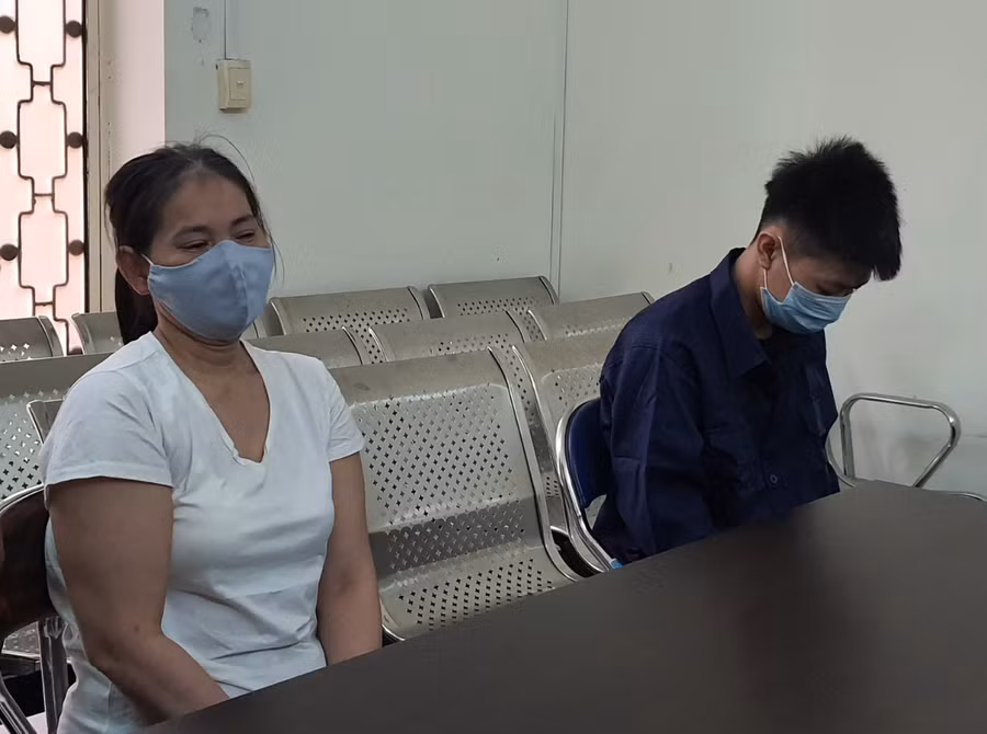 Bị cáo Trương Thị Bình (áo trắng) và Huỳnh Văn Quynh tại phiên toà sơ thẩm. Ảnh: Song Mai