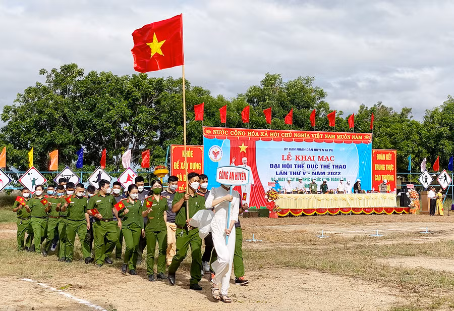  Đoàn diễu hành qua lễ đài. Ảnh: Mai Linh