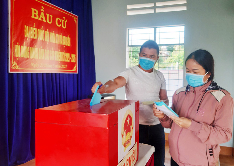  Cử tri làng Trường Sơn (xã Tơ Tung, huyện Kbang) tham gia bỏ phiếu bầu đại biểu Quốc hội khóa XV và đại biểu HĐND các cấp nhiệm kỳ 2021-2026. Ảnh: Minh Triều