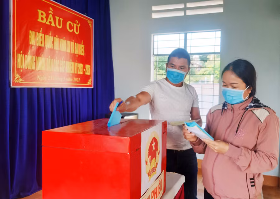  Cử tri làng Trường Sơn (xã Tơ Tung, huyện Kbang) tham gia bỏ phiếu bầu đại biểu Quốc hội khóa XV và đại biểu HĐND các cấp nhiệm kỳ 2021-2026. Ảnh: Minh Triều