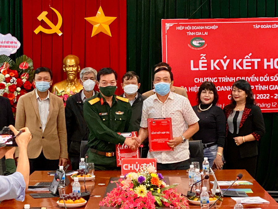 Viettel Gia Lai ký kết hợp tác chuyển đổi số cho doanh nghiệp. Ảnh: Hà Duy