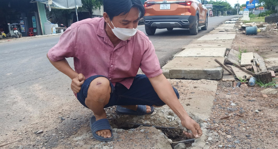 Tấm đan bị vỡ, lộ thép rất nguy hiểm. Ảnh: Hoàng Bình