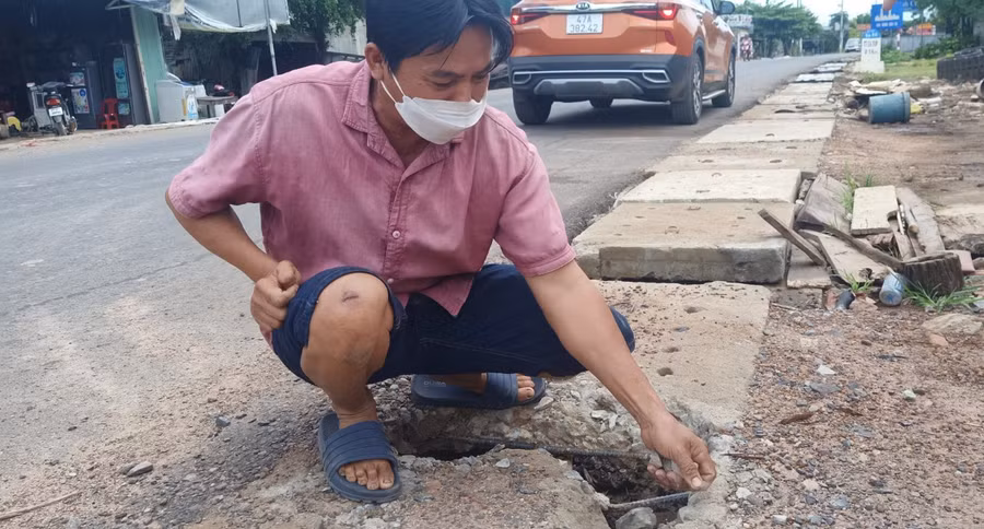 Tấm đan bị vỡ, lộ thép rất nguy hiểm. Ảnh: Hoàng Bình