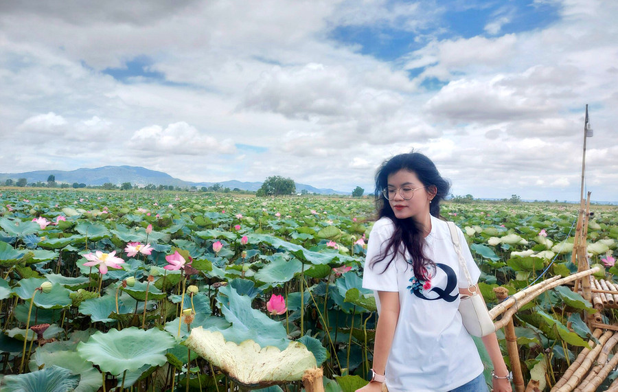 Một bạn trẻ đắm mình trong không gian tươi xanh của đầm sen Ia Yeng (Phú Thiện). Ảnh: Lê Hòa