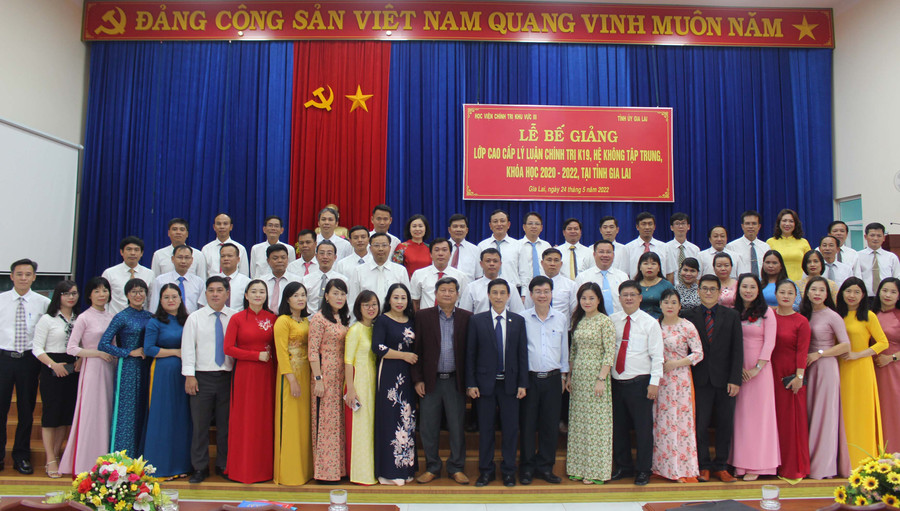 Các đại biểu và học viên chụp hình lưu niệm tại lễ bế giảng lớp cao cấp lý luận chính trị. Ảnh: Phan Lài