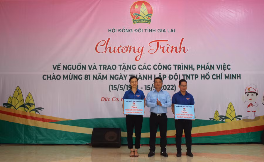 Anh Đỗ Duy Nam (ở giữa)-Phó Bí thư Tỉnh Đoàn, Chủ tịch Hội đồng Đội tỉnh tặng bảng tượng trưng tủ sách cho các trường học. Ảnh Phan Lài
