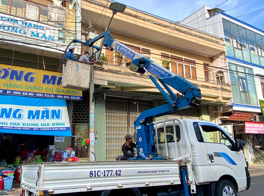 Các doanh nghiệp viễn thông đang cải tạo, làm gọn hệ thống cáp trên đường Võ Thị Sáu (TP. Pleiku). Ảnh: Khang Nghi