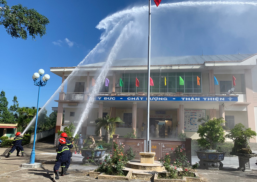 Các lực lượng tham gia thực tập chữa cháy ở khu vực hành chính của Trung tâm Y tế huyện. Ảnh: Văn Sơn Các lực lượng tham gia thực tập chữa cháy ở khu vực hành chính của Trung tâm Y tế huyện. Ảnh: Văn Sơn
