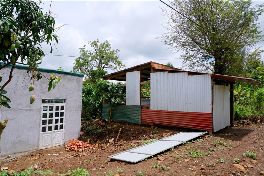 Một số căn nhà vừa được người dân xây dựng trong vùng dự án. Ảnh: Phan Tuấn