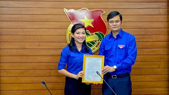 Anh Bùi Quang Huy trao quyết định cho chị Hồ Hồng Nguyên. Ảnh: BTC