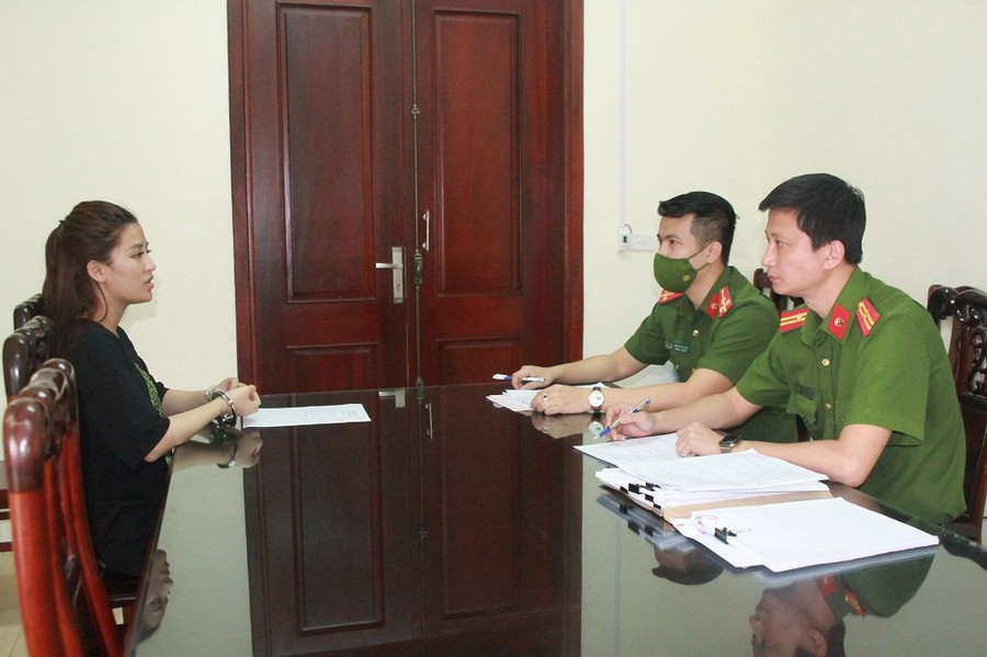 Nghi phạm Hằng tại cơ quan công an. Ảnh: Công an Nghệ An cung cấp