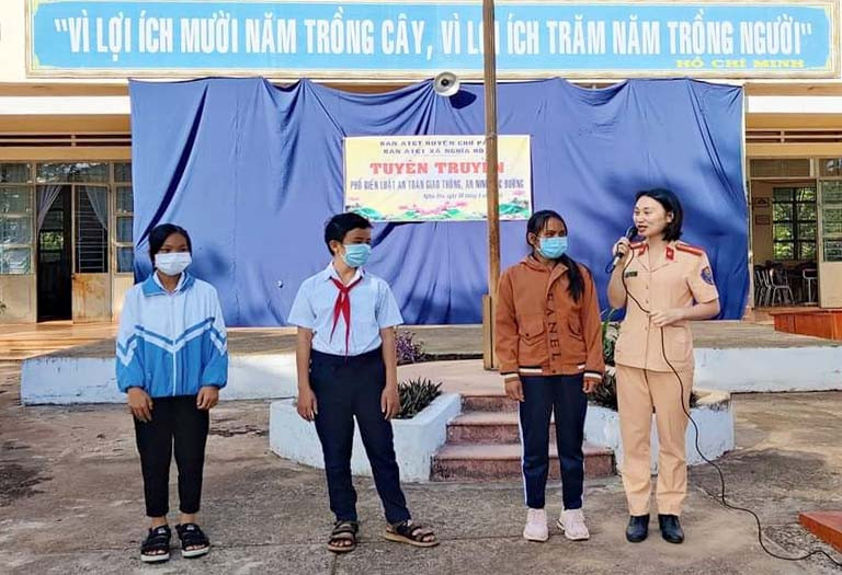 Quang cảnh buổi tuyên truyền, phổ biến Luật Giao thông đường bộ tại Trường Trung học cơ sở xã Nghĩa Hoà. (ảnh Công an huyện Chư Păh cung cấp)