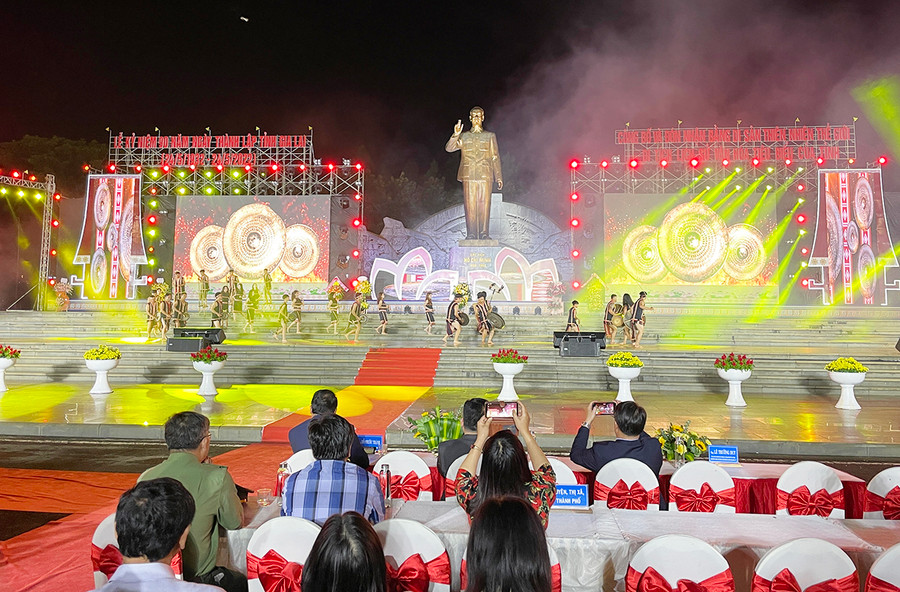 Tiết mục biểu diễn cồng chiêng của tỉnh Gia Lai tại chương trình giao lưu văn hóa “Gặp gỡ Gia Lai-Nhật Bản” 2022 tối 22-5 tại Quảng trường Đại Đoàn Kết (TP. Pleiku). Ảnh: Lam Nguyên Tiết mục biểu diễn cồng chiêng của tỉnh Gia Lai tại chương trình giao lưu văn hoá “Gặp gỡ Gia Lai-Nhật Bản” 2022 tối 22-5 tại Quảng trường Đại Đoàn Kết (TP. Pleiku). Ảnh: Lam Nguyên