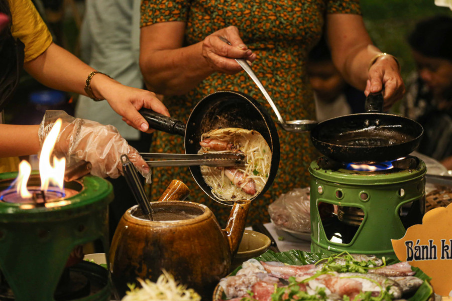 Nghệ nhân Huế làm món bánh khoái làng Chuồn. LÊ HOÀI NHÂN