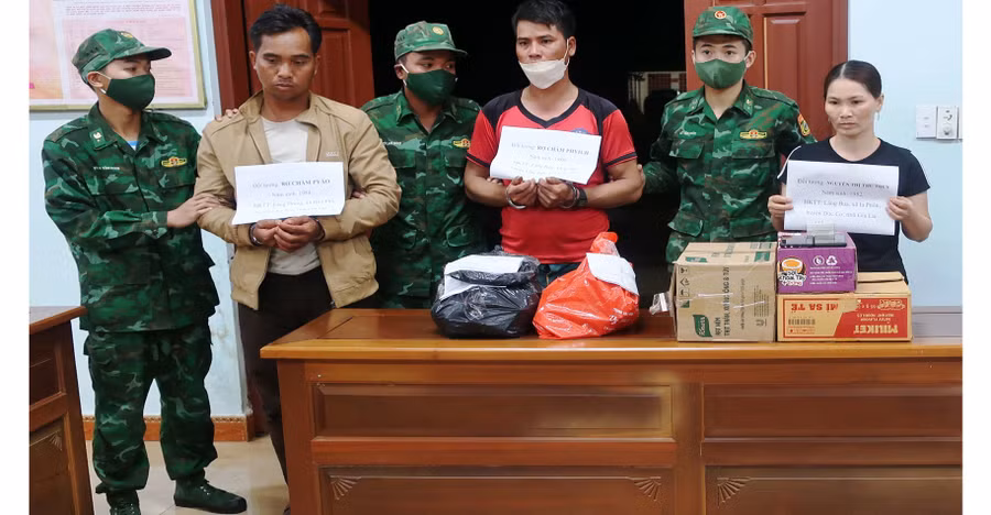 Các đối tượng mua bán, tàng trữ trái phép vật liệu nổ. Ảnh: Vĩnh Hoàng