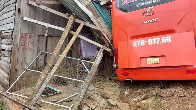 Một phần ngôi nhà bên đường bị tông sập. Ảnh B.N Một phần ngôi nhà bên đường bị tông sập. Ảnh B.N