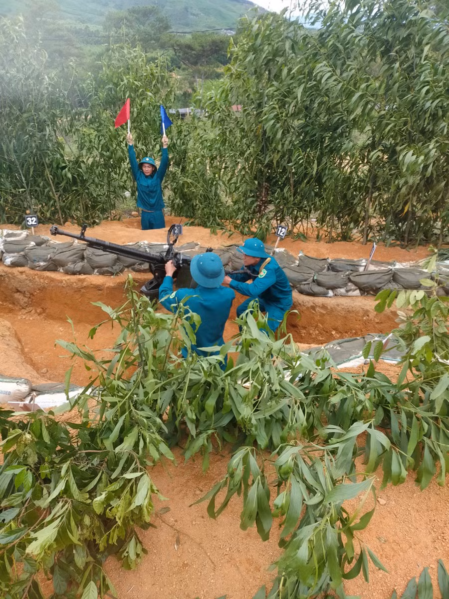 Dân quân phòng không 12,7 mm trên thao trường huấn luyện. Ảnh: Phương Thanh Dân quân phòng không 12,7mm trên thao trường huấn luyện. Ảnh: Phương Thanh