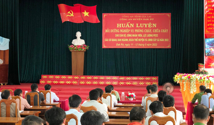Quang cảnh buổi tập huấn nghiệp vụ phòng cháy, chữa cháy tại huyện Đak Pơ. Ảnh: Lan Anh  Quang cảnh huấn luyện. Ảnh: Lan Anh
