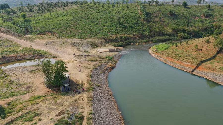 Khu vực hồ thủy lợi Plei Thơ Ga (huyện Chư Pưh) thu hút nhiều người dân đến vui chơi, dã ngoại trong ngày 1-5. Ảnh: Quang Tấn