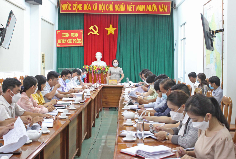 Đoàn giám sát tại UBND huyện Chư Prông. Ảnh: Nguyễn Diệp