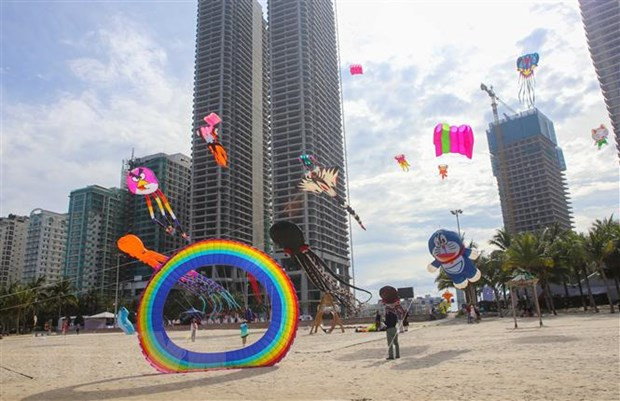 Các mô hình diều nghệ thuật được thả trình diễn tại công viên biển Đông (Đà Nẵng). (Ảnh: Trần Lê Lâm/TTXVN) Các mô hình diều nghệ thuật được thả trình diễn tại công viên biển Đông (Đà Nẵng). (Ảnh: Trần Lê Lâm/TTXVN)