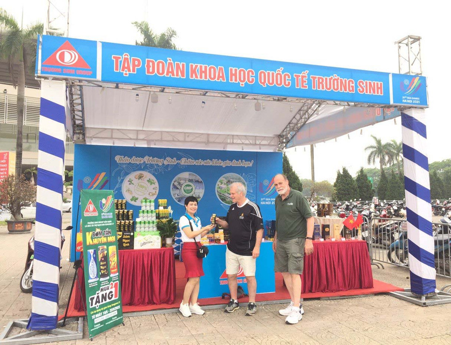 Gian hàng bán các sản phẩm nước uống thảo dược của Trường Sinh Group rất được ưa chuộng tại SEA Games 31. Ảnh: Diễm Châu