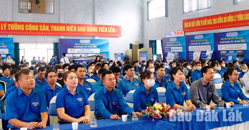 Đại biểu tham dự chương trình.