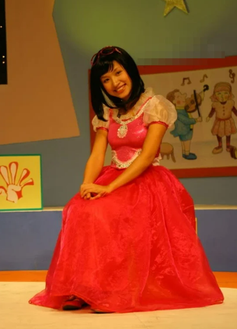 Hình tượng Chị Kính Hồng gắn bó một thời với Vân Hugo. Ảnh: VFC